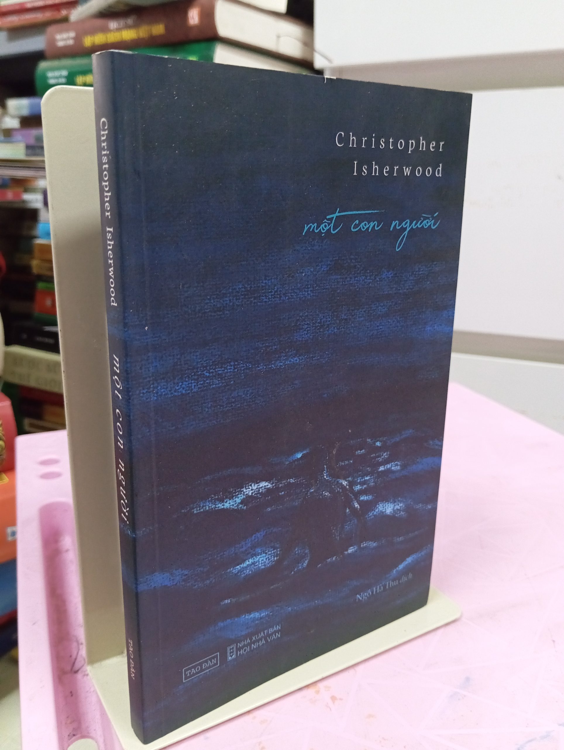 Một Con Người – Christopher Isherwood | Tiểu thuyết văn học nổi tiếng Một Con Người – Christopher Isherwood | Tiểu thuyết văn học nổi tiếng