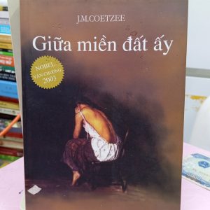 Giữa Miền Đất Ấy là tiểu thuyết nổi bật của nhà văn đoạt Giải Nobel Văn học 2003 – J. M. Coetzee.