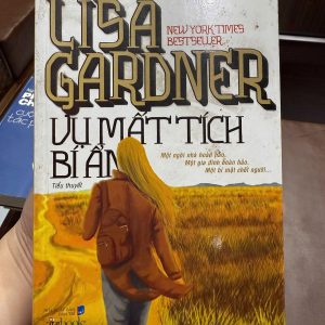 Vụ Mất Tích Bí Ẩn là một tiểu thuyết trinh thám hấp dẫn của Lisa Gardner, tác giả nổi tiếng với nhiều tác phẩm nằm trong danh sách New York Times Bestseller. Câu chuyện bắt đầu khi một cô gái trẻ đột nhiên biến mất không dấu vết, để lại phía sau một gia đình tưởng chừng hoàn hảo. Khi cuộc điều tra bắt đầu, từng lớp bí mật dần được hé lộ, cho thấy phía sau vẻ ngoài bình yên là những sự thật đáng sợ. Cuốn sách cuốn hút người đọc với: Những tình tiết điều tra căng thẳng và bất ngờ Tâm lý nhân vật được xây dựng sâu sắc Những bí mật gia đình tưởng chừng không thể tưởng tượng Tác phẩm phù hợp với những độc giả yêu thích: truyện trinh thám tiểu thuyết tâm lý tội phạm những câu chuyện điều tra đầy kịch tính