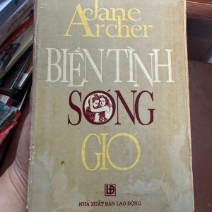 Biển tình sóng gió của Jane Archer là một tiểu thuyết tình cảm kinh điển, xoay quanh những mối quan hệ đầy cảm xúc, thử thách và biến động trong tình yêu. Với lối viết nhẹ nhàng nhưng sâu sắc, tác phẩm dẫn dắt người đọc qua những cung bậc yêu – hận – hy sinh, nơi tình cảm con người luôn bị thử thách bởi hoàn cảnh và số phận.