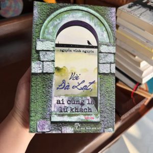 sách về Đà Lạt, Với Đà Lạt ai cũng là lữ khách, Nguyễn Vĩnh Nguyên, sách tản văn Đà Lạt, sách du lịch Đà Lạt, sách nhẹ nhàng chữa lành