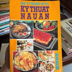 📖 Giới thiệu sách “Quy Trình Công Nghệ Kỹ Thuật Nấu Ăn” là cuốn sách hướng dẫn nấu ăn theo kiểu bài bản – có quy trình – có kỹ thuật, không chỉ đơn thuần là công thức. Nội dung sách gồm: Các phương pháp chế biến món ăn cơ bản đến nâng cao Quy trình sơ chế – nấu – trình bày món ăn Kiến thức về công nghệ thực phẩm trong nấu ăn Phù hợp cho: Người học nấu ăn chuyên nghiệp Nội trợ muốn nấu bài bản Người thích sưu tầm sách nấu ăn xưa 👉 Điểm hay: kiểu sách này thường dạy gốc nghề, không phải kiểu “nấu nhanh 5 phút”.