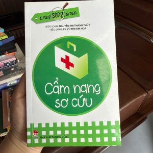 cẩm nang sơ cứu, sách sơ cứu cơ bản, kỹ năng sống an toàn, sách kỹ năng sinh tồn, sách sơ cứu tai nạn, sách dạy kỹ năng cho trẻ em, sách kim đồng kỹ năng sống
