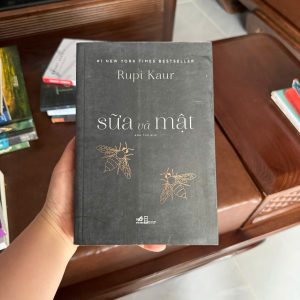 sữa và mật, rupi kaur, milk and honey tiếng việt, thơ rupi kaur, sách chữa lành, sách về phụ nữ, sách tâm lý tình cảm, sách bestseller new york times, sách văn học nước ngoài