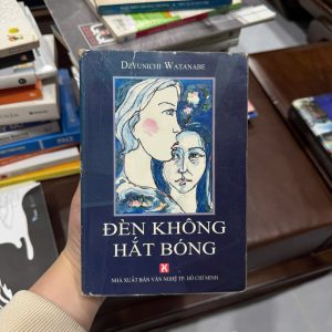 “Đèn không hắt bóng” của Dzyunichi Watanabe là một tác phẩm nổi bật của văn học Nhật Bản, khai thác sâu sắc những góc khuất trong tâm lý con người – đặc biệt là thế giới nội tâm của người phụ nữ. Câu chuyện không ồn ào, không kịch tính kiểu thị trường, mà đi chậm, sâu và rất “đời”: Những mối quan hệ phức tạp Sự giằng xé giữa lý trí và cảm xúc Những điều không thể nói thành lời trong tình yêu