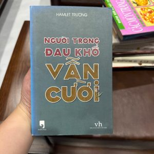 người trong đau khổ vẫn cười, hamlet trương, sách tản văn hay, sách chữa lành tâm hồn, sách truyền cảm hứng, sách văn học việt nam, sách nhẹ nhàng sâu sắc